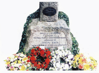 Arch memorial in St Peter's churchyard, Barford | Maggie Hayward