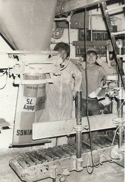 Filling hopper Andrew Court & Victor (Mick) Read | G Smith